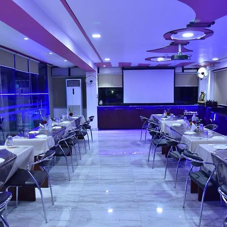 Le Leisure Hotel Prayagraj Bagian luar foto