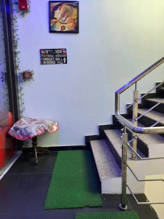 Le Leisure Hotel Prayagraj Bagian luar foto